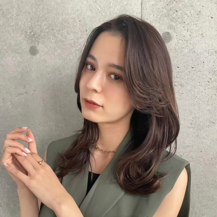 大人のかき上げセミディヘアで仕草美人に