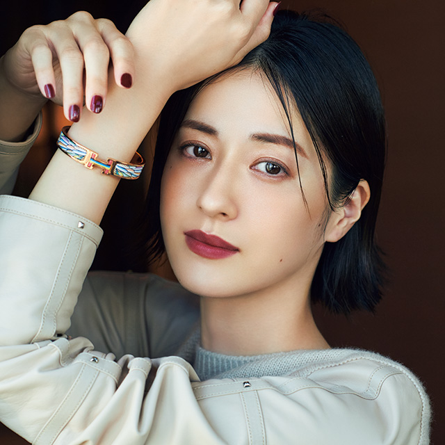 エルメスのボルドーリップとネイル、その深みが醸すエレガントな色香｜美的GRAND