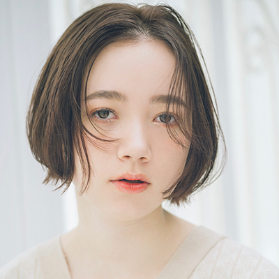 長め前髪でお洒落に！柔らか見せの前下がりミニボブ｜最旬ヘアカタログ