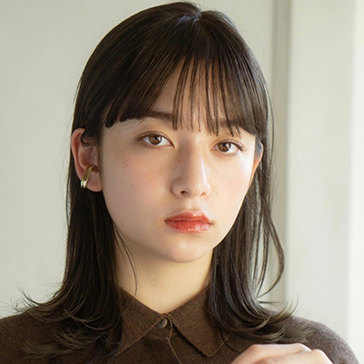 ストレートタッチでクールに！ワイドバングのお洒落見えミディ｜最旬ヘアカタログ