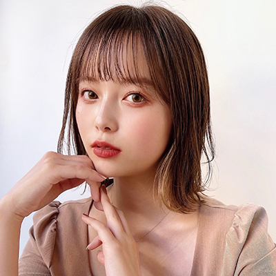 イヤリングカラーをチラ見せ！コンパクトシルエットの上品ボブ｜最旬ヘアカタログ
