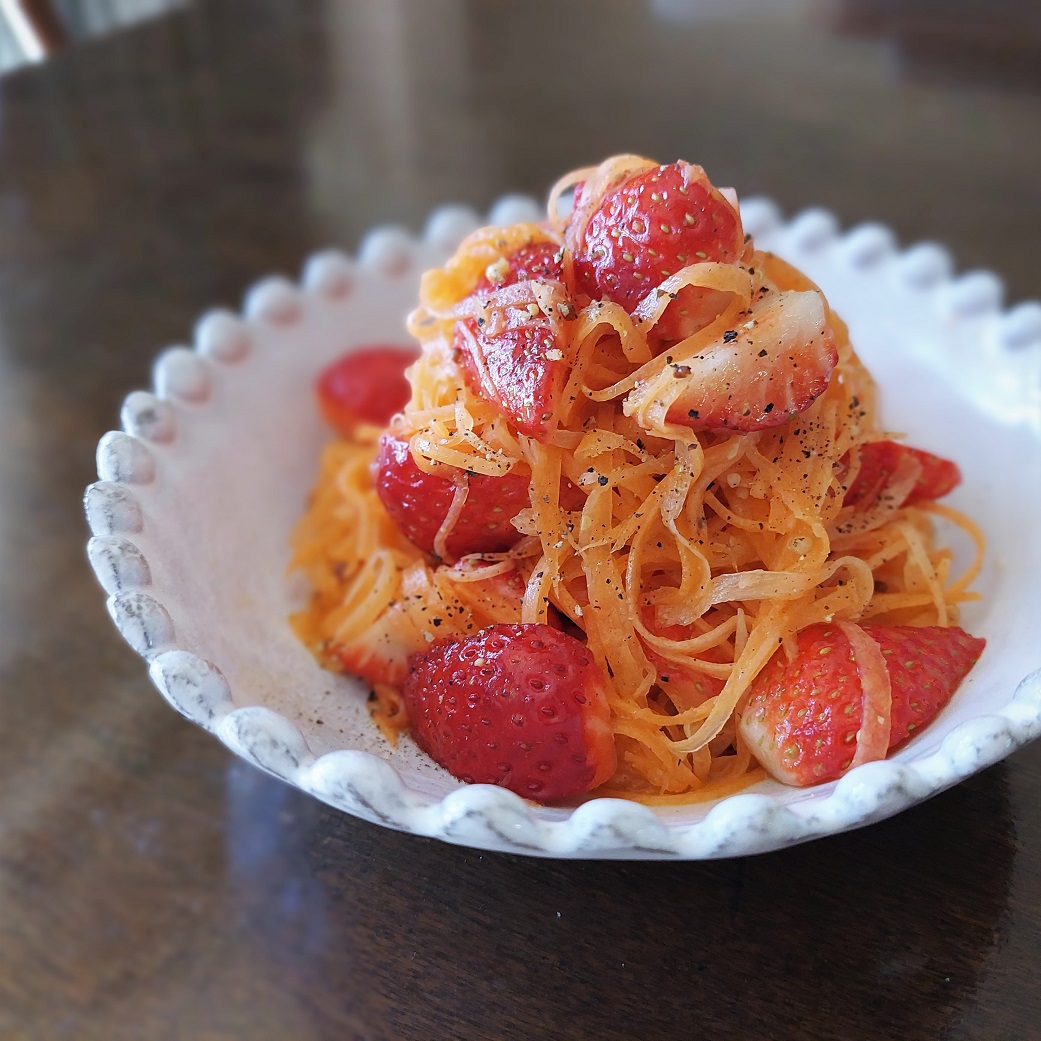 春の日差しを感じたら…攻めと守りの美容食材２コでニコラペ！「いちごとにんじんのラペ」Today’s SALAD #197