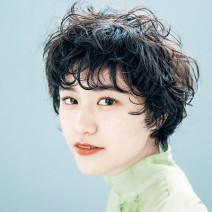 大人のほの甘ショートヘア｜外国人の子供みたいなくるくる無造作カーリーパーマでしゃれ感ヘアに♪