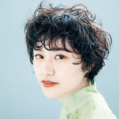 大人のほの甘ショートヘア｜外国人の子供みたいなくるくる無造作カーリーパーマでしゃれ感ヘアに♪