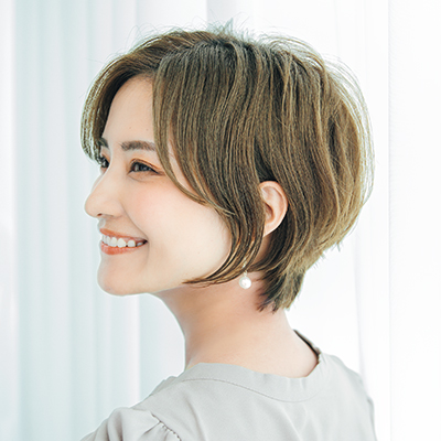 顔をシャープに＆頭の形もキレイに！ あごに沿わせるカットで見せる美人ショートヘア