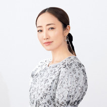 新しいメイクや髪型、「似合わない」と言われたら？神崎恵さんが答えます【10問10答】