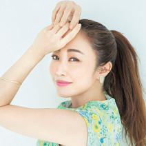 神崎恵さんに質問！メイクでいちばん重要パーツは？体型キープのためにしていることは？