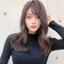 春の柔らかヌードベージュで作るロングレイヤーの優しさ満点ヘア