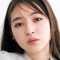 【最旬メイク】腫れぼったく見えやすい赤みシャドウは、ピンクラメを重ねて軽やかに見せる♪