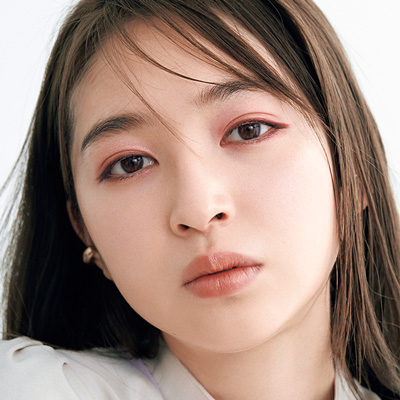 【最旬メイク】腫れぼったく見えやすい赤みシャドウは、ピンクラメを重ねて軽やかに見せる♪