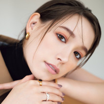 大人っぽい目力に思わずドキッ。トラウデン直美さん×マットピンクでつくる彫深大人フェース