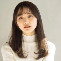 レイヤーで明るい印象に！流しバングの垢抜けセミロング｜最旬ヘアカタログ