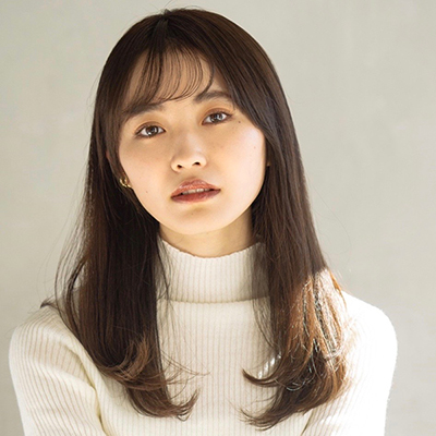 レイヤーで明るい印象に！流しバングの垢抜けセミロング｜最旬ヘアカタログ
