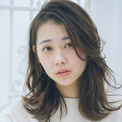 シースルーバングが目元を強調！印象UPのアッシュベージュ×大人ロングレイヤー｜最旬ヘアカタログ