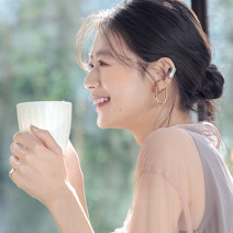 カフェで「横顔キレイ！」と思われるには？ 横顔美人はヘアとメイクでつくれる！
