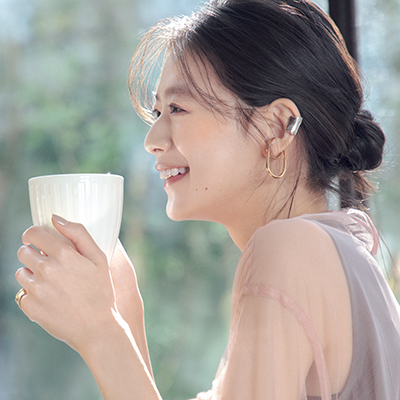 カフェで「横顔キレイ！」と思われるには？ 横顔美人はヘアとメイクでつくれる！