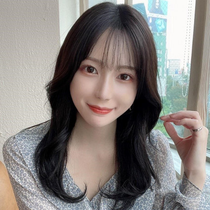 暗髪お洒落カラーのグレーバイオレットで韓国女優のようなお姉さんヘアに
