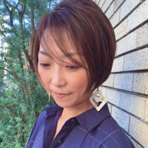 丸みが可愛い大人の前下がりショートボブ