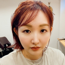 コーラルピンクとショートの春色大人ヘアで気分もアップ