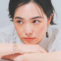 シュッとした顔立ちに！影色＋血色感を一度にかなえるチークカラーは？