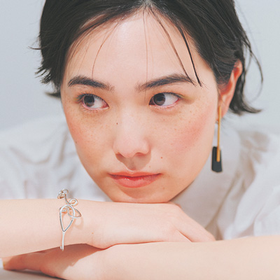 シュッとした顔立ちに！影色＋血色感を一度にかなえるチークカラーは？