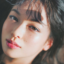 ナチュラルなのに引力がある。春の透明感たっぷりメイク