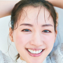 綾瀬はるかさん「眉を描くと気持ちがキリっと引き締まる」｜日頃から実践している健康＆美容法は？