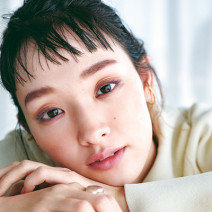 剛力彩芽さんのプライベートメイク｜甘めの春顔が気分♪ モーヴピンクアイで吸引力のある眼差しに！