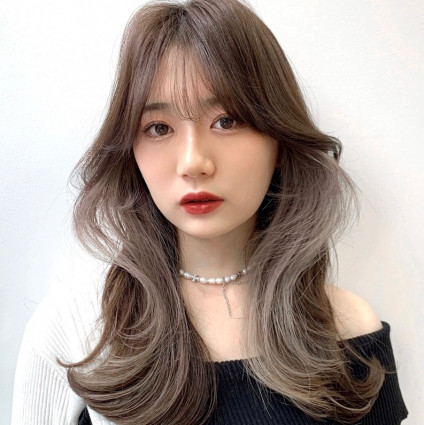 透明度抜群のホワイトベージュのロングヘアは韓国巻きで
