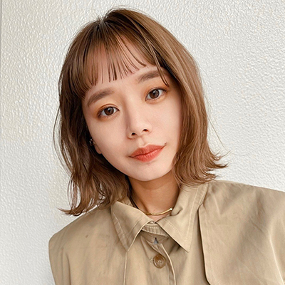 軽やかウェーブで春夏っぽく！お洒落見えするオン眉ボブ｜最旬ヘアカタログ