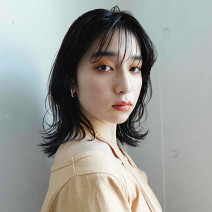色気と抜け感のベストバランス！くびれミディは大人のシースルーバングで｜最旬ヘアカタログ