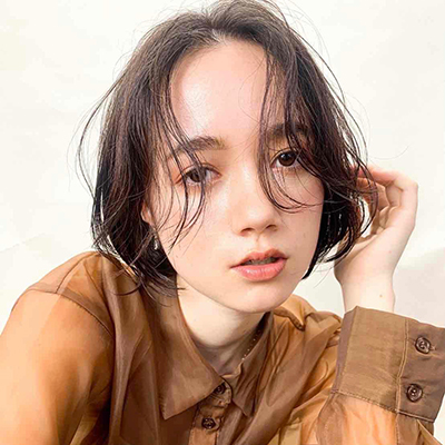 春らしいナチュラル＆フェミニンに！小顔見えの色っぽミニボブ｜最旬ヘアカタログ