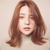 大人ナチュラルは柔らか印象で！アレンジも万能なミディアムレイヤー｜最旬ヘアカタログ