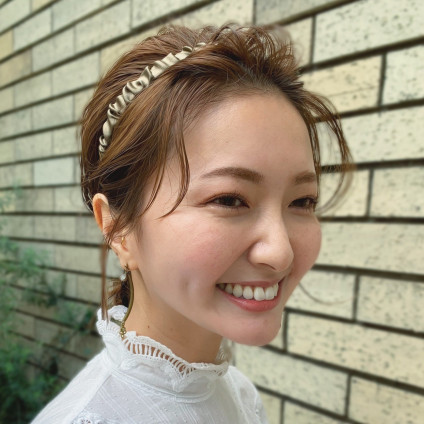 オリーブベージュの外国人風大人スタイルにカチューシャで余所行きに