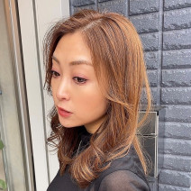 大人のモテ暖色セミロングヘアはかき上げバングに決まり