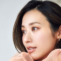 “マットな肌は老け見え”は思い込み。可愛げが宿るベースメイクとは｜美的GRAND