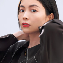 矢野未希子×笹兄メイク｜モードな襟つきブラウスは「ツヤ肌と朱赤リップ」でしゃれ見え！