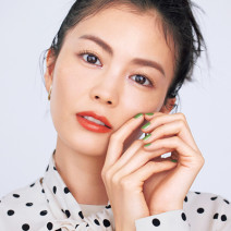 「ドット柄ブラウス」をメイクで今っぽくするなら？｜矢野未希子×笹兄メイク