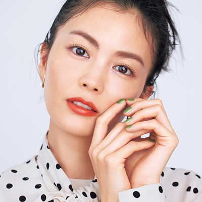 「ドット柄ブラウス」をメイクで今っぽくするなら？｜矢野未希子×笹兄メイク