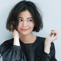 定番の黒ブラウスをメイクでほんのり甘くするなら？｜矢野未希子×笹兄メイク