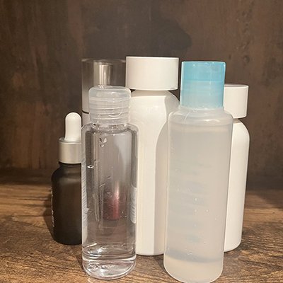 シワやたるみって化粧品でどうにかできる？保管場所はどうしたら良いの？コスメの素朴な疑問｜あきば美容研究生のメンズ美容塾 vol.93