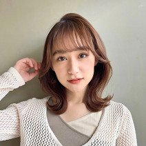 伸ばしかけに！小顔見せのくびれミディは、モカベージュでツヤ感をプラス｜最旬ヘアカタログ