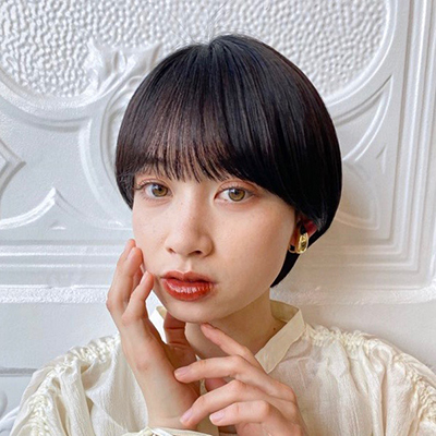 暗髪を活かしてちょっぴりモードに！垢抜けマッシュショートのお洒落ヘア｜最旬ヘアカタログ