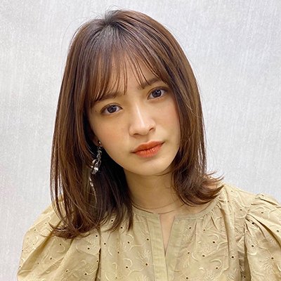 薄めの下ろし前髪で目元強調！若見えするふんわりフェミニンロブ｜最旬