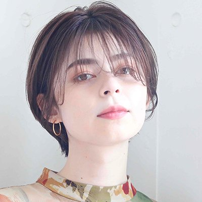 360°美シルエット！長めシースルーバングで大人の甘辛ショート｜最旬ヘアカタログ