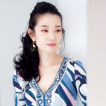 レフ板のように白く輝くデコルテ！美容家 深澤亜季さんがこっそりやってるケアとは？