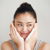 目指せ毛穴レス肌！ 皮脂や古い角質をきちんと落として毛穴の奥までしっかり洗浄｜おすすめアイテムも