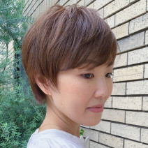 若返りヘアはおでこをカバーして美シルエットの大人丸みショートに