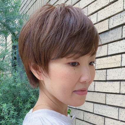 若返りヘアはおでこをカバーして美シルエットの大人丸みショートに