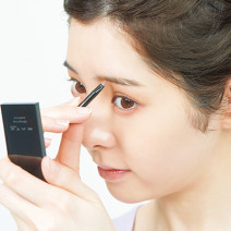 左右ガタガタ、濃すぎor薄すぎ…眉＆アイラインメイクのコツを人気H＆Mが伝授